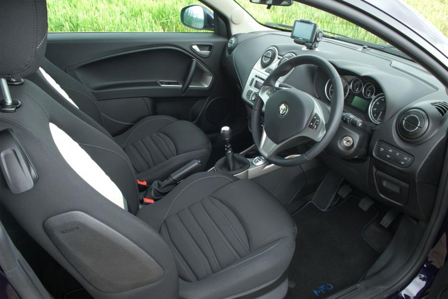 Интерьер Alfa Romeo MiTo TwinAir (955) 2012 года  (UK) (фото 15 из 42)